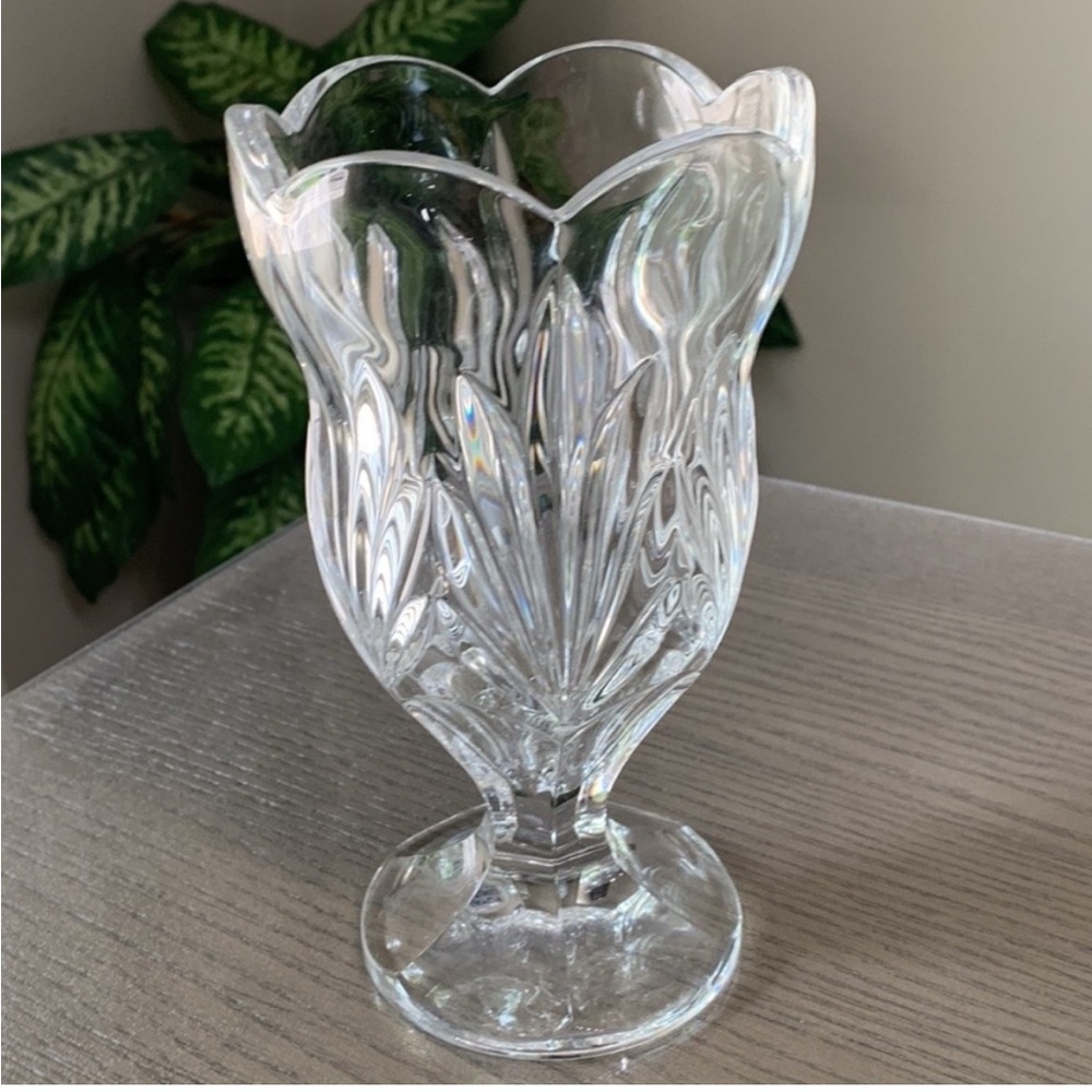 Crystal  Accent Vase with Scalloped Rim and Ribbed Pattern
